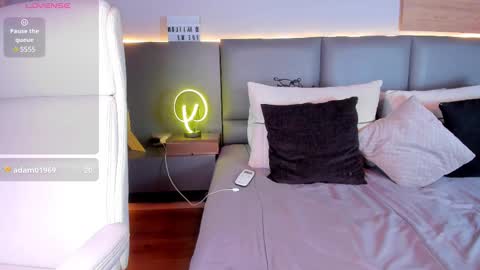 Stone Lee  online show from 02.19.25