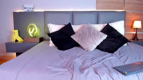 Stone Lee  online show from 02.23.25