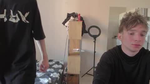 Snapshot of stralght_twinks chatting on 06.02.26 Ray online show from 06.02.26