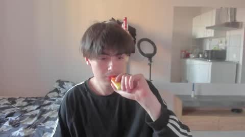 Snapshot of stralght_twinks chatting on 06.05.26 Ray online show from 06.05.26