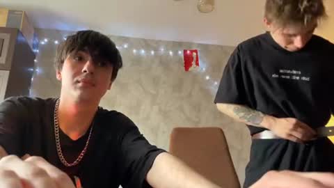 Snapshot of stralght_twinks chatting on 06.17.26 Ray online show from 06.17.26