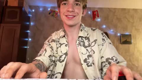 Snapshot of stralght_twinks chatting on 07.14.26 Ray online show from 07.14.26