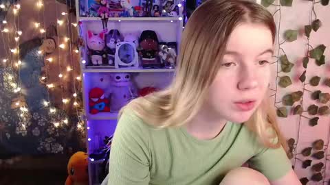 Snapshot of strawberry_juli chatting on 02.28.25 Juli online show from 02.28.25