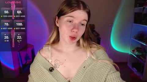 Snapshot of strawberry_juli chatting on 09.21.25 Juli online show from 09.21.25