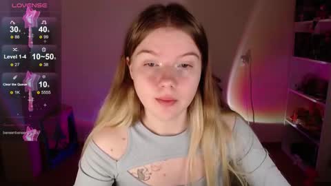 Snapshot of strawberry_juli chatting on 09.29.25 Juli online show from 09.29.25