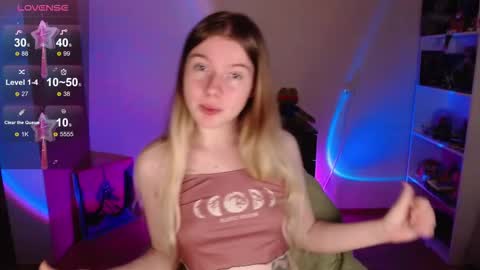 Snapshot of strawberry_juli chatting on 10.03.25 Juli online show from 10.03.25