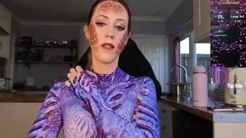 Amorina online show from 10.28.25