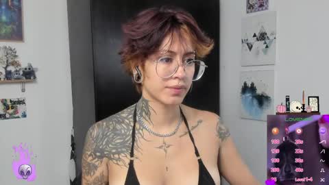 Snapshot of succubus_girl_ chatting on 04.23.26 Alexy online show from 04.23.26