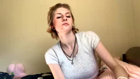 Snapshot of suicunebitch chatting on 12.22.24 Ophelia online show from 12.22.24