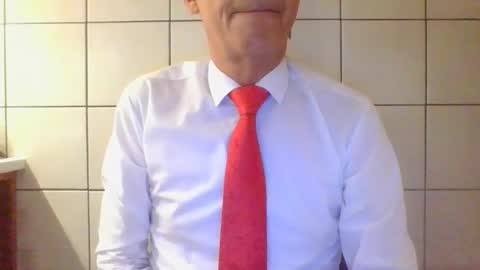 Snapshot of suit_elegant chatting on 07.26.26 Suit tie horny online show from 07.26.26