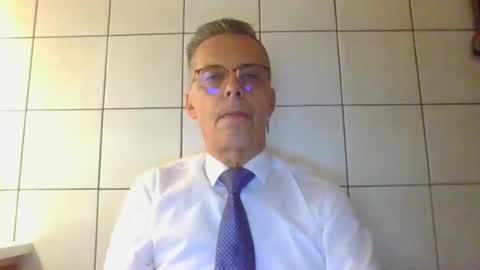 Snapshot of suit_elegant chatting on 07.27.26 Suit tie horny online show from 07.27.26
