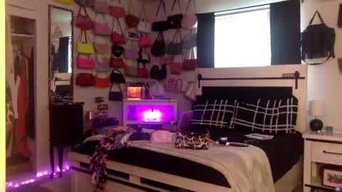 Snapshot of sukkisparkx chatting on 04.16.26 lexie online show from 04.16.26