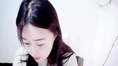 Snapshot of sun_yummy chatting on 12.14.24 Lucis online show from 12.14.24