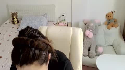 Snapshot of sun_yummy chatting on 12.01.25 Lucis online show from 12.01.25