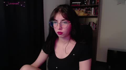 Snapshot of sunflower_uwu chatting on 03.18.26 violetta online show from 03.18.26