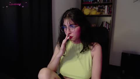 Snapshot of sunflower_uwu chatting on 03.19.26 violetta online show from 03.19.26
