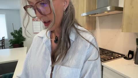 Snapshot of sunnie_dayz chatting on 05.05.26 Hi Im Sunnie - Next show Friday August 1 online show from 05.05.26