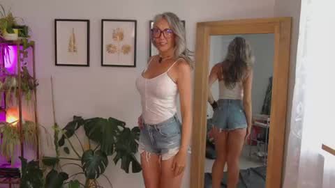 Snapshot of sunnie_dayz chatting on 07.24.26 Hi Im Sunnie - Next show Friday August 1 online show from 07.24.26