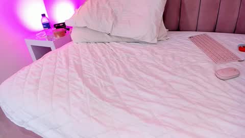 Snapshot of sunnypage chatting on 10.19.25 online show from 10.19.25