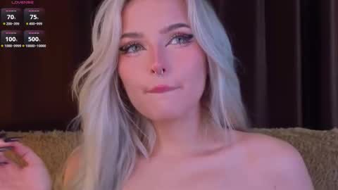 Snapshot of sunshinegirlx chatting on 11.15.25 Alice online show from 11.15.25