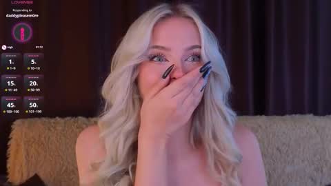 Snapshot of sunshinegirlx chatting on 11.16.25 Alice online show from 11.16.25