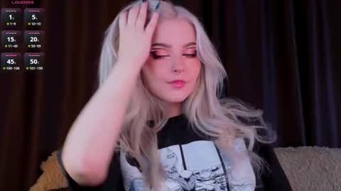 Snapshot of sunshinegirlx chatting on 11.24.25 Alice online show from 11.24.25