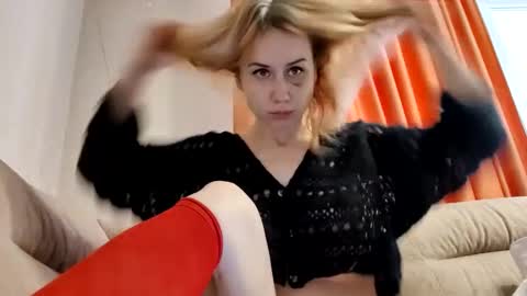 Snapshot of supereasyx chatting on 02.01.25 Annie online show from 02.01.25