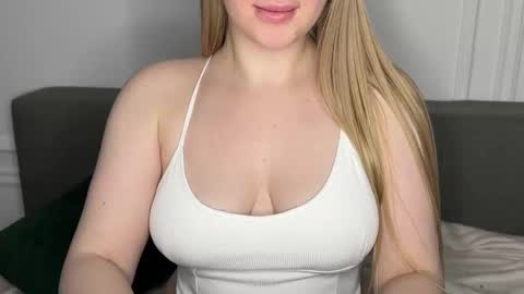 Snapshot of susie_dream_22 chatting on 12.11.24 Anna online show from 12.11.24