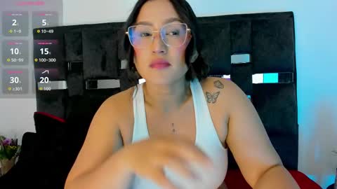 Snapshot of sussysunny_ chatting on 11.08.25 Sussy Sunny online show from 11.08.25