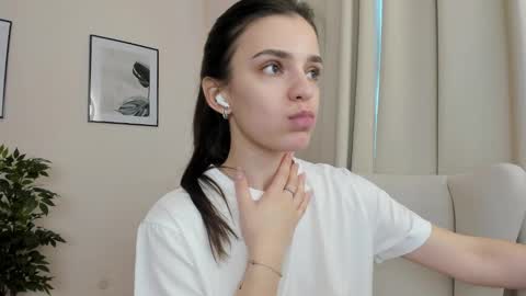 Snapshot of suzyjames chatting on 01.22.25 Suzy next stream Thursday Friday Saturday online show from 01.22.25