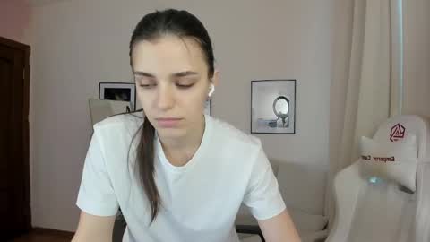 Snapshot of suzyjames chatting on 01.22.25 Suzy next stream Thursday Friday Saturday online show from 01.22.25