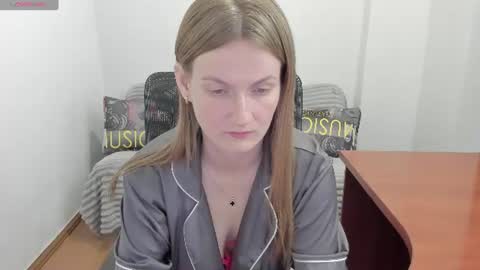 Snapshot of sweet_melody_of_ur_heart chatting on 06.17.26 Mila online show from 06.17.26