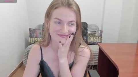 Snapshot of sweet_melody_of_ur_heart chatting on 06.22.26 Mila online show from 06.22.26