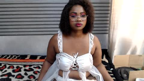 Snapshot of sweetcandypussy25 chatting on 07.26.26 queen online show from 07.26.26