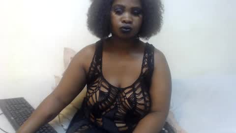 Snapshot of sweetcandypussy25 chatting on 07.28.26 queen online show from 07.28.26