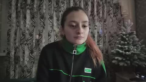 Snapshot of sweetliaison chatting on 12.21.25 sweetliaison online show from 12.21.25