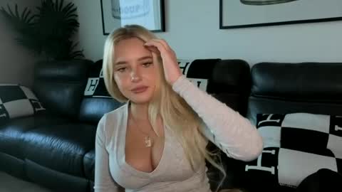 Snapshot of sweetlikedolly chatting on 06.23.26 Dolly online show from 06.23.26