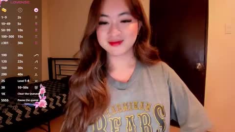 Snapshot of sweetlovepinay04 chatting on 05.13.26 Zoe online show from 05.13.26