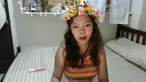 Snapshot of sweetpetitedates chatting on 10.13.25 Agathababes online show from 10.13.25