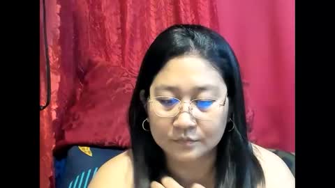 Snapshot of sweetpilipina88 chatting on 05.17.26 MIA online show from 05.17.26
