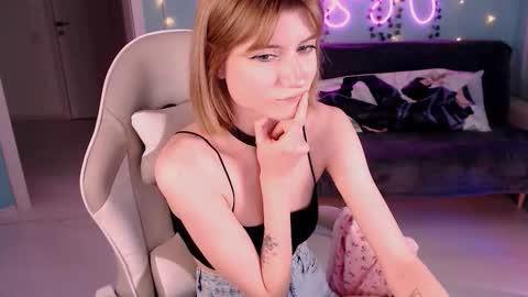 Snapshot of sweetrichal chatting on 10.17.25 sweetrichal online show from 10.17.25