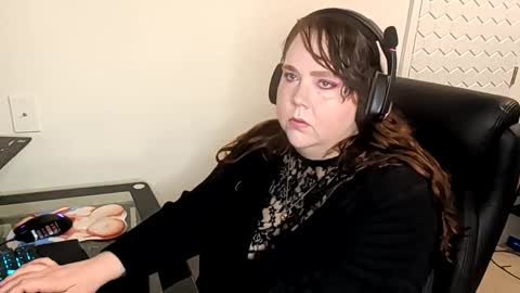 Snapshot of sweetsapphics chatting on 11.06.25 ruby and scarlet online show from 11.06.25