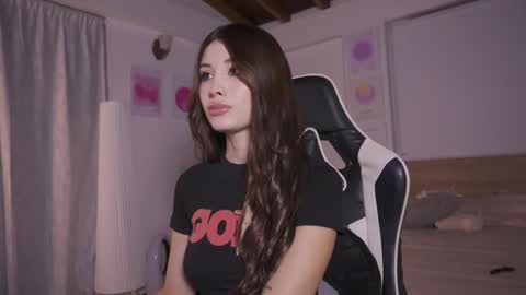 Cat independent model  online show from 11.11.25