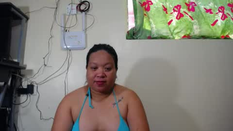 Snapshot of sweettightpussyhole chatting on 05.22.26 mia and luna online show from 05.22.26