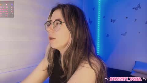 Veronica Independent Model online show from 10.24.25