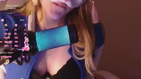 Snapshot of sydney_max chatting on 09.25.25 Milena online show from 09.25.25