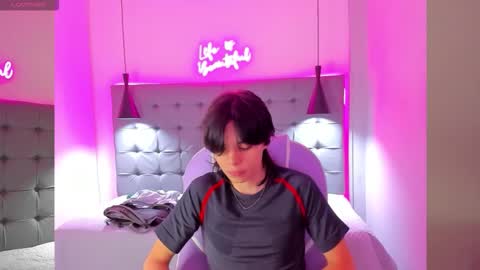 Snapshot of sylasfrost chatting on 11.26.25 sylasfrost online show from 11.26.25