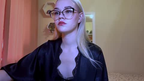 Snapshot of synnecure chatting on 06.19.26 Mia online show from 06.19.26