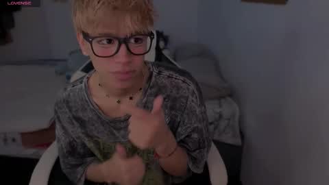 Snapshot of taichi_bluy chatting on 03.04.26 taichi online show from 03.04.26