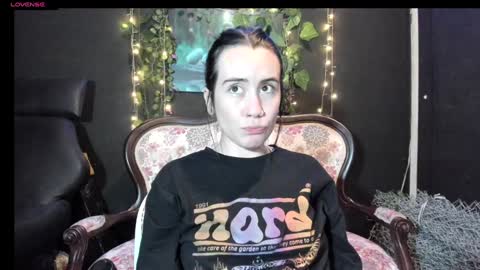 Snapshot of tara_joi chatting on 01.08.25 Tara online show from 01.08.25